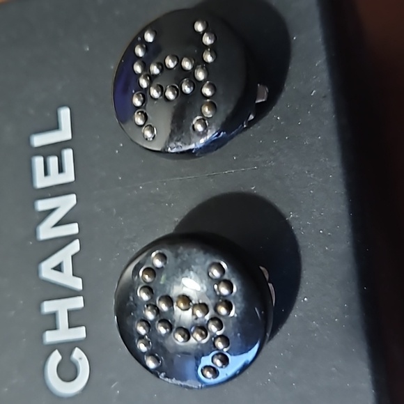 Chanel Vintage CC Logo Clip-On Black earrings - Picture 3 of 7
